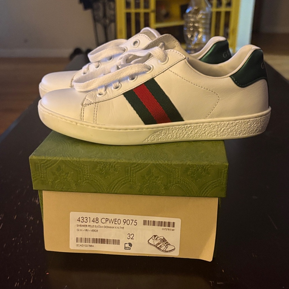 Gucci Kids White Sneakers with Green and Red Stripes